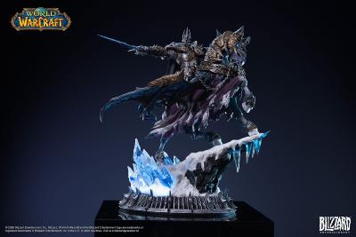 World of Warcraft Roi-Liche Arthas Menethil sur Invincible 36cm Statue Premium Blizzard Sideshow Deuillegivre Heaume Domination Warcraft WoW