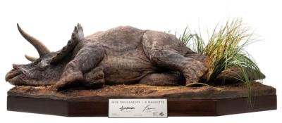 Jurassic Park statuette Maquette 1/8 Sick Triceratops 96 cm | ECC