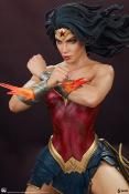 DC Comics statuette Premium Format Wonder Woman: Saving the Day 50 cm | SIDESHOW