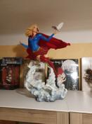 Supergirl Premium Statue | Sideshow