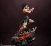 DC Comics statuette Premium Format Wonder Woman: Saving the Day 50 cm | SIDESHOW