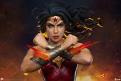 DC Comics statuette Premium Format Wonder Woman: Saving the Day 50 cm | SIDESHOW