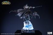 World of Warcraft Roi-Liche Arthas Menethil sur Invincible 36cm Statue Premium Blizzard Sideshow Deuillegivre Heaume Domination Warcraft WoW