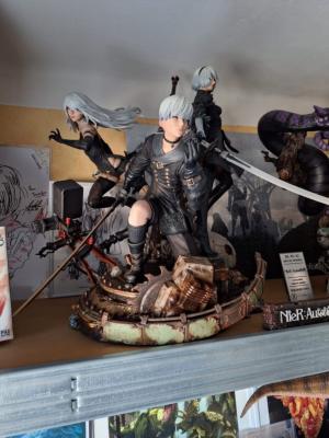 2B, 9S & A2 1/4 DELUXE – Statue Résine | NieR:Automata – Prime 1 Studio (Dépôt-vente)