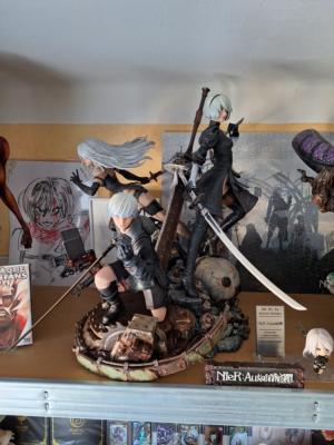 2B, 9S & A2 1/4 DELUXE – Statue Résine | NieR:Automata – Prime 1 Studio (Dépôt-vente)